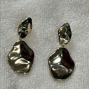 Elegant Yellow Gold-Tone Earrings. 14 k gold plated.